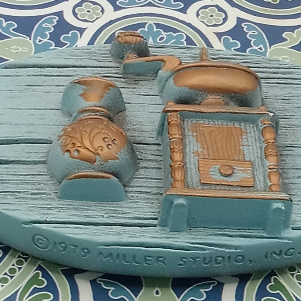MILLER STUDIO '79 BLUE Oval Chalkware One Kitchen Plaque Coffee Grinder 5.25" - Picture 2 of 11